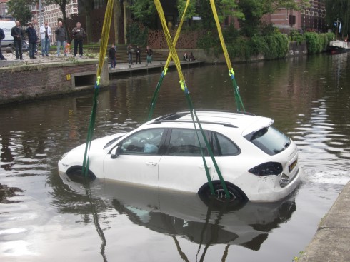 auto uit water getakeld