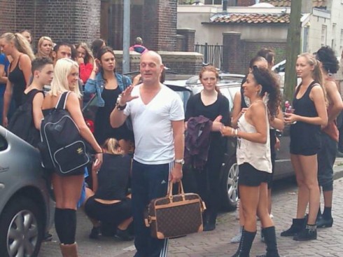 leerlingen dansacademie op straat