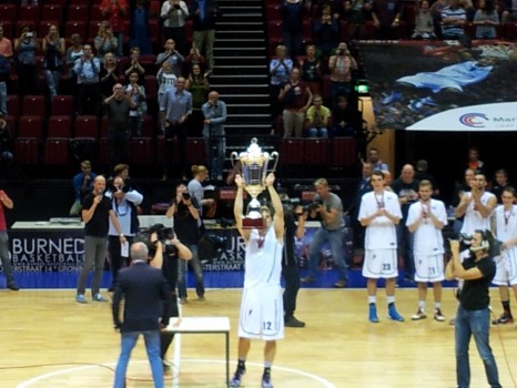 Aanvoerder Ross Bekkering toont de beker aan het publiek