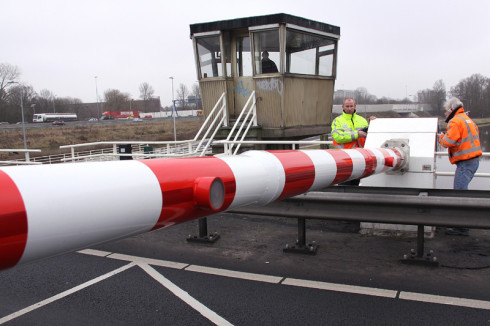 Vrachtschip botst op brug bij Aduard - Oog TV