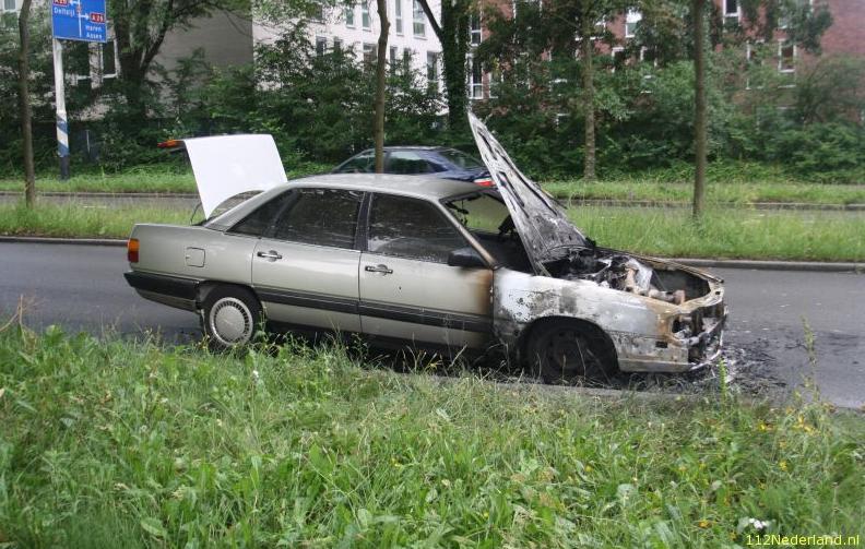 Vlammenzee verwoest auto op Laan Corpus den Hoorn OOG Groningen