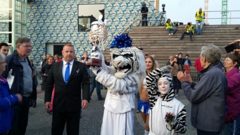 Foto Erick Bakker: De beker gaat door het publiek.