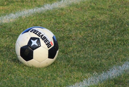Aantal afgelaste voetbalwedstrijden wegens corona loopt verder op - Oog TV