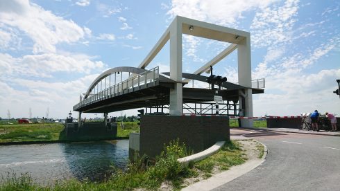 Brug Dorkwerd in storing door bromfietser, schipper kan aanvaring ternauwernood voorkomen - Oog TV