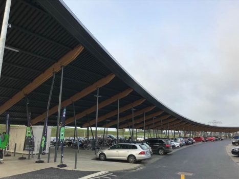 Gemeente onderzoekt bouw zonnecarports op vier gemeentelijke parkeerterreinen