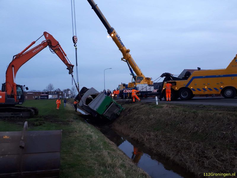 Shovel in de sloot voor urenlange wegafsluiting OOG Groningen