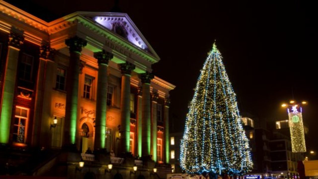 terrorisme Wegversperring draai Dit jaar vijf grote kerstbomen in Stad en Ten Boer, geen officieel moment  bij ontsteken lampjes | OOG Groningen