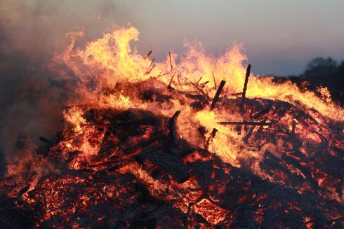 Paasvuur Noordlaren gaat toch door: “Met zijn allen de schouders er onder”
