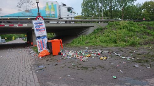 Zwerfafval op Parkweg vanwege Bevrijdingsfestival Groningen 2019. Foto: Rick van der Velde