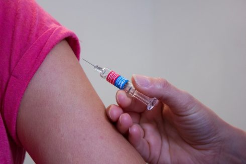 Jongeren geboren voor 1 juli 2009 kunnen ook vaccinatie-afspraak maken - Oog TV