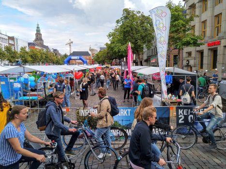 KEI Informatiemarkt op de Vismarkt, met uitzicht op de OOG Radio stand