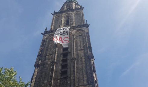 Actievoerders Code Rood hangen spandoek op Martinitoren - Oog TV