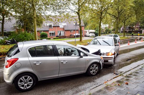 Bestuurder gewond bij frontale botsing in Beijum - Oog TV