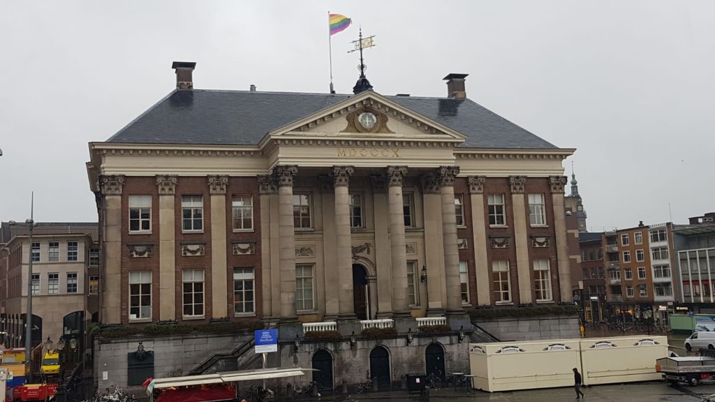 regenboogvlag stadhuis