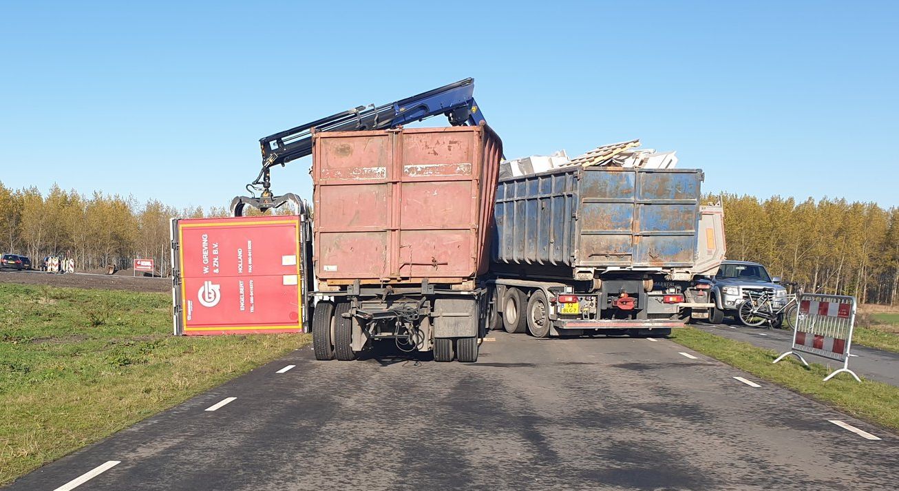 Opruimwerkzaamheden bij gekantelde vrachtwagen naast knooppunt Westerbroek #groningen:.