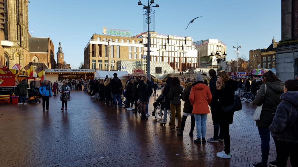 in de rij voor oliebollen