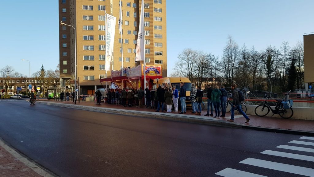 in de rij voor oliebollen