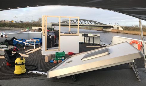 Schip verliest stuurhut bij aanvaring Dorkwerderbrug; passagiers slapen gewoon door - Oog TV