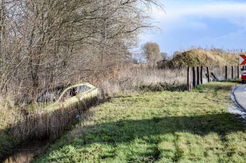 Auto belandt in sloot door smerige weg - Oog TV