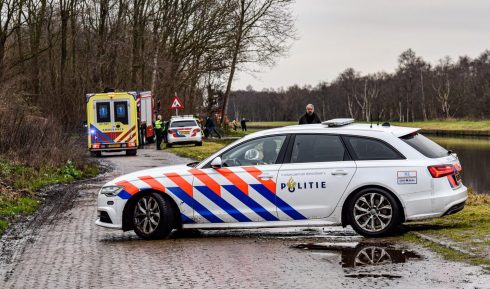 Auto te water in Noord-Willemskanaal bij Meerweg, toestand bestuurster 'zorgwekkend' - Oog TV