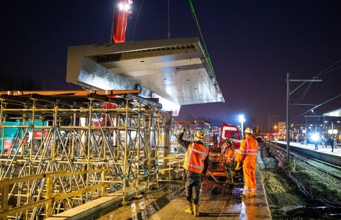ProRail hijst twee perronkappen op hun plaats bij station Europapark - Oog TV
