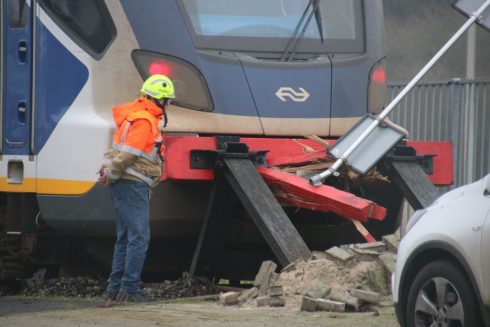 Trein rijdt door stootblok op rangeerterrein naast Hoofdstation - Oog TV
