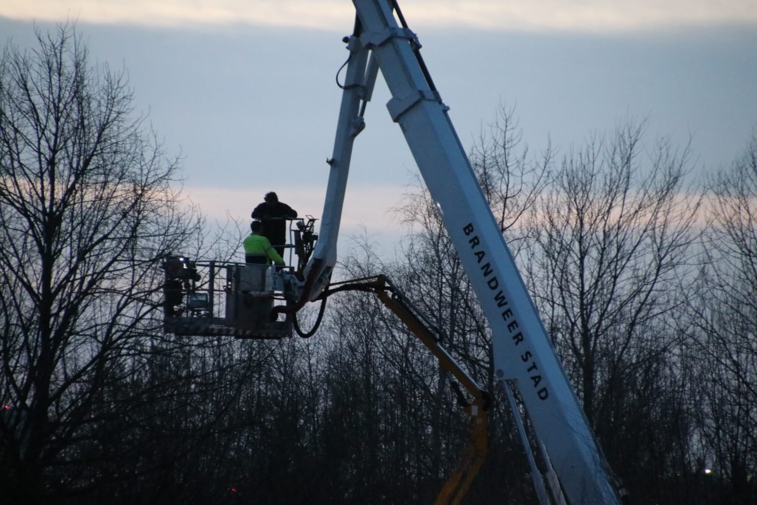 Most lustern! Oog TV het weer wat: "Brandweer in actie voor persoon die vastzit in hoogwerker" #nieuws #groningen #oogtv.