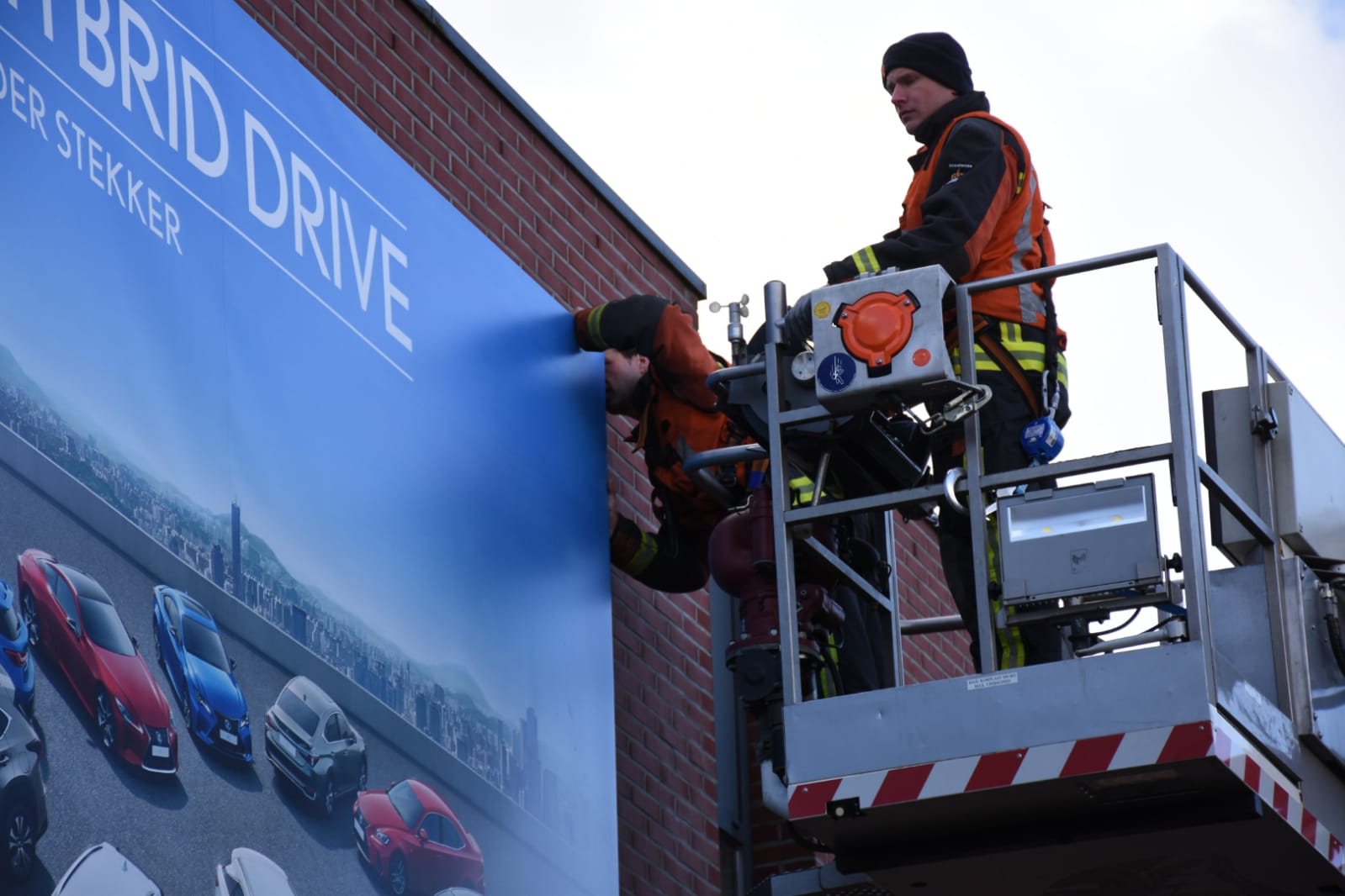 Most lustern! Oog TV het weer wat: "Klapperend reclamebord door brandweer verwijderd" #nieuws #groningen #oogtv.