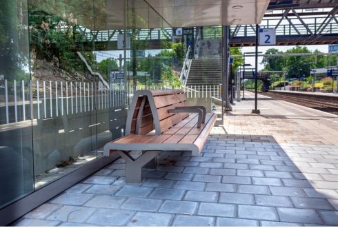 ProRail gaat bankjes en wachtruimtes op stations vervangen - Oog TV