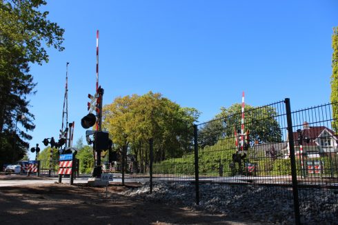 Verbazing over nieuwe spoorwegovergang in Zuidhorn: “Huh? Nog een overweg?” - Oog TV