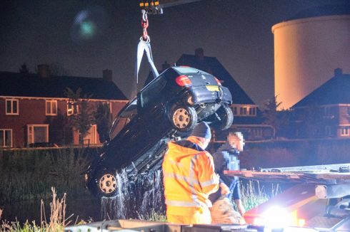 Automobilist raakt met auto te water in Hoendiep Hoogkerk - Oog TV