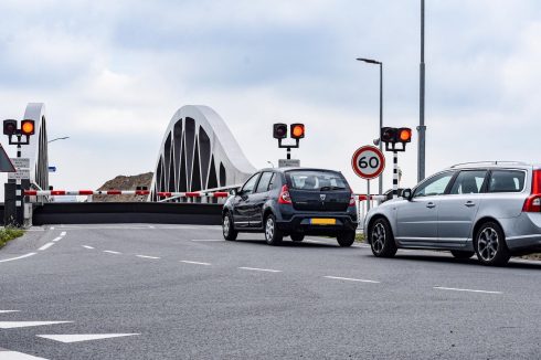 Tafelbrug Aduard wil niet dicht: weg- en scheepvaartverkeer gestremd - Oog TV