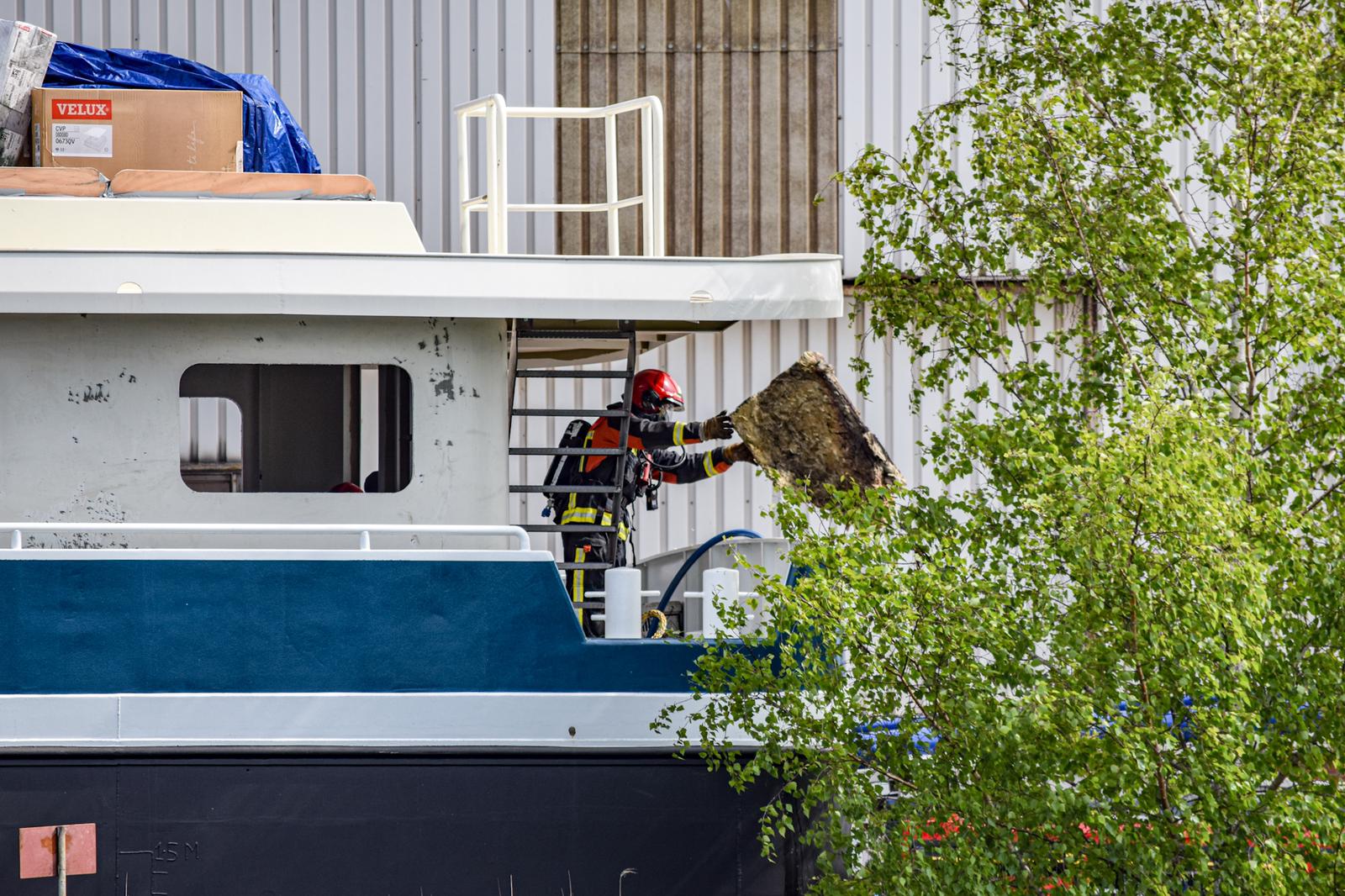Op een scheepswerf in Waterhuizen is maandagochtend brand uitgebroken in een schip dat in aanbouw is.