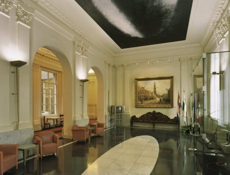 Rechtbank: 'Kunstwerken in entreehal Stadhuis beschadigen niet achter voorzetplafond' - Vimarsana News
