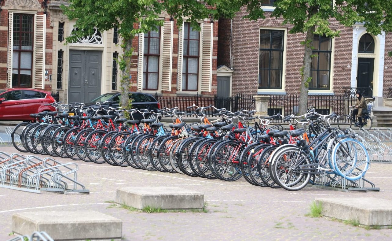 Tijdelijk fietsdepot Damsterplein verhuist zaterdag naar Ossenmarkt