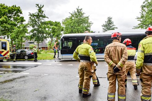 Lijnbus botst op personenauto Peizerweg: buschauffeur lichtgewond - Oog TV