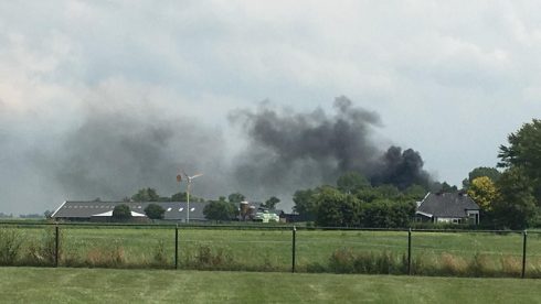 Brandweer: "De forse bermbrand in Bedum is mede dankzij een boer die met giertanken vol water af en aan rijdt, onder controle gebracht" :.