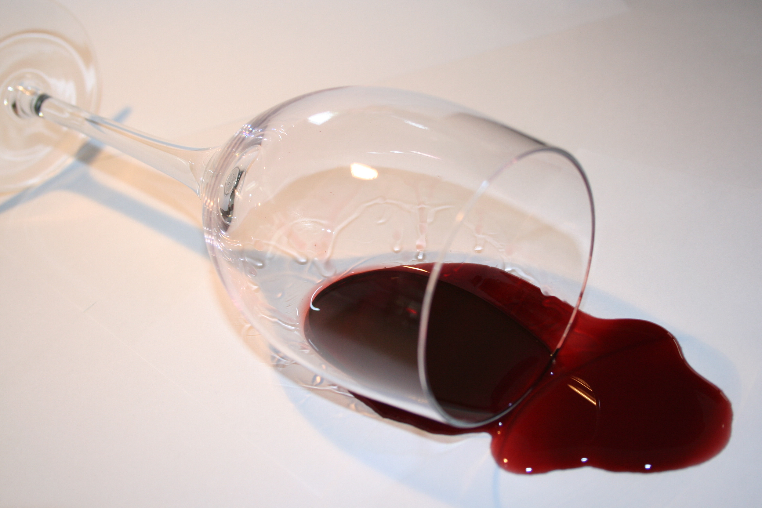 Почему после красного вина. Разлитый бокал вина. Разлитое красное вино. Опрокинутый бокал с вином.
