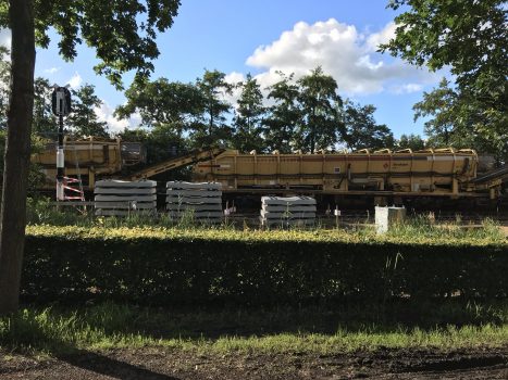 Dronebeelden van ploeteren aan het spoor - Oog TV