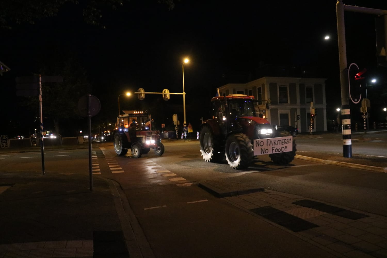 Boeren trekken luid toeterend door Stad #boerenprotest :.