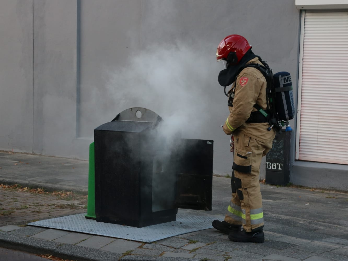 Brandweer laat container aan Allersmastraat vollopen met water #groningen:.
