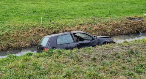 Auto raakt te water op Eemshavenweg; duikers halen inzittenden uit wrak - Oog TV