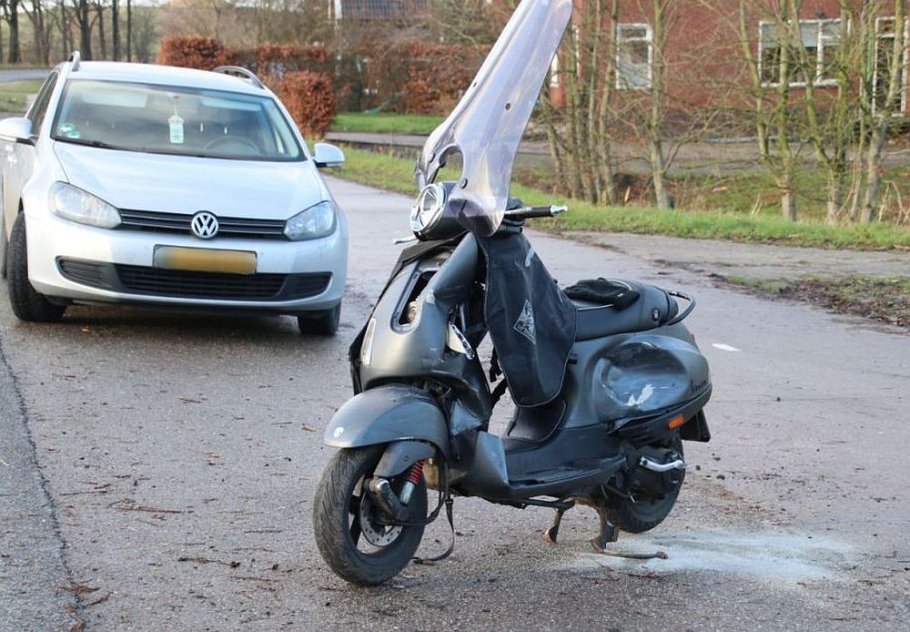 Scooterrijder raakt gewond bij aanrijding op Winschoterweg #groningen:.