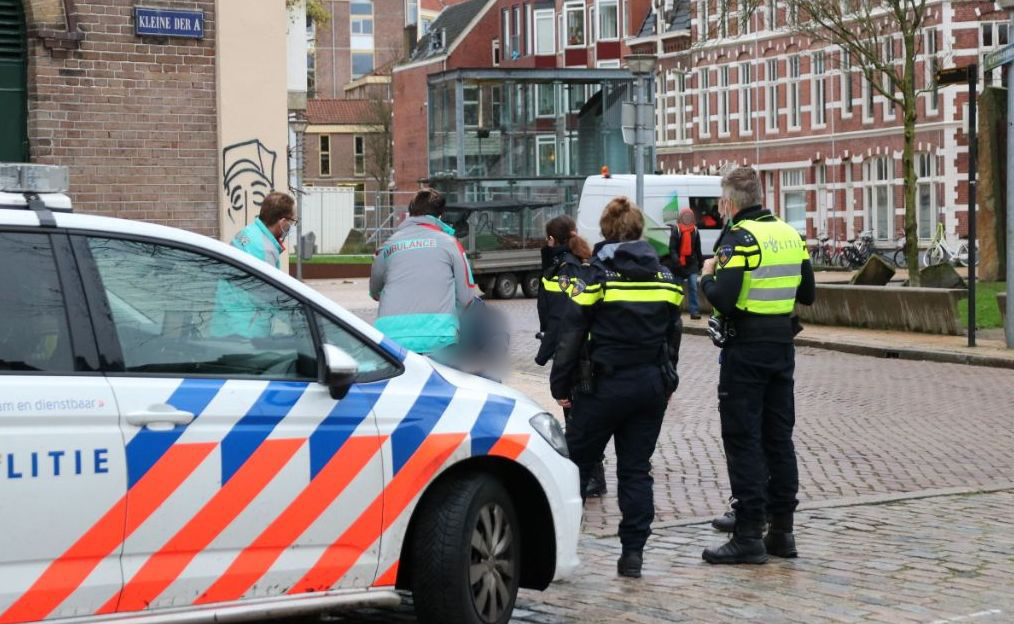 Fietser per ambulance naar ziekenhuis na valpartij op glad wegdek Kleine der A #groningen:.