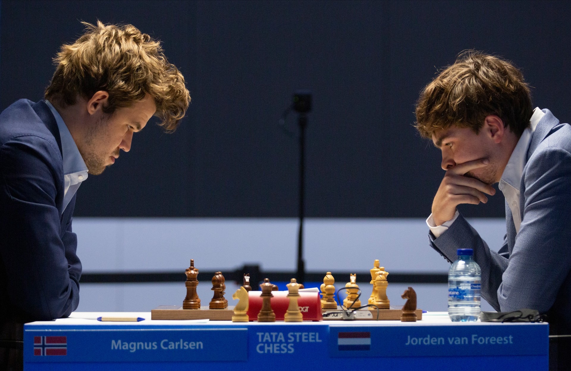 Jorden van Foreest speelt remise tegen wereldkampioen Magnus Carlsen
