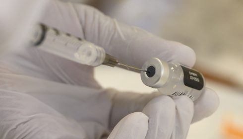 Vanaf volgende week vrijdag Janssen-prikken in Kardinge; ruim 500 vaccins per dag beschikbaar - Oog 