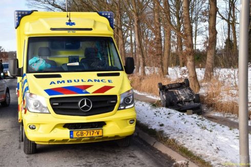 Auto op de kop in de sloot aan Borchsingel - Oog TV
