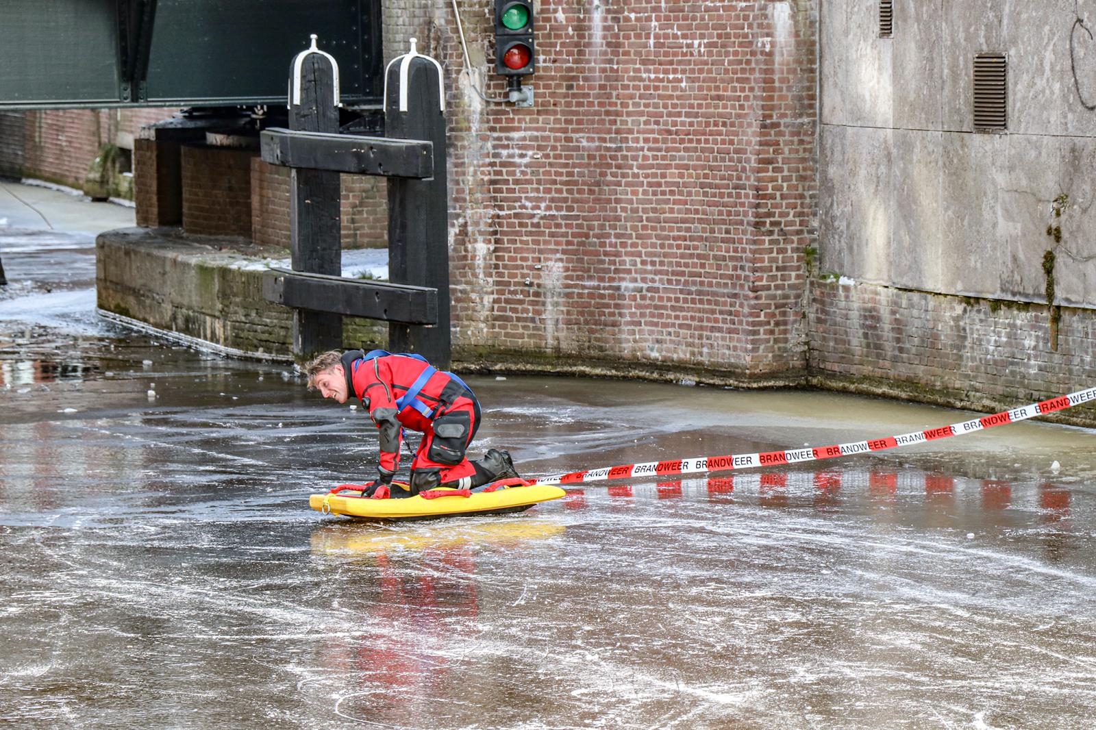 Brandweer redt schaatsster van onbetrouwbaar ijs bij A-brug #groningen:.