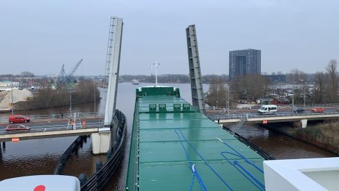 Zeeschip heeft niet veel ruimte over bij bruggen in en rond Stad - Oog TV