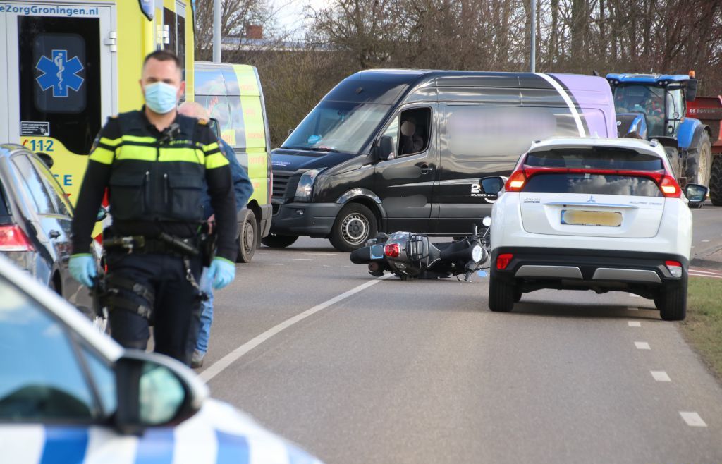 Twee lichtgewonden bij ongeval tussen bedrijfsbus en scooter op Borgweg #groningen:.